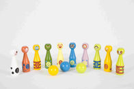 Brinquedos de madeira de rolamento da criança ajustada das crianças com os 10 pinos diferentes dos animais e as 3 bolas da cor
