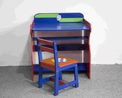 Esportes de madeira da criança - grupo temático da cadeira de mesa do estudo