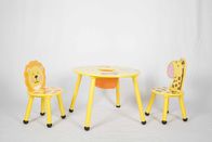 A tabela temático e as cadeiras das crianças animais de madeira com bolso escondido